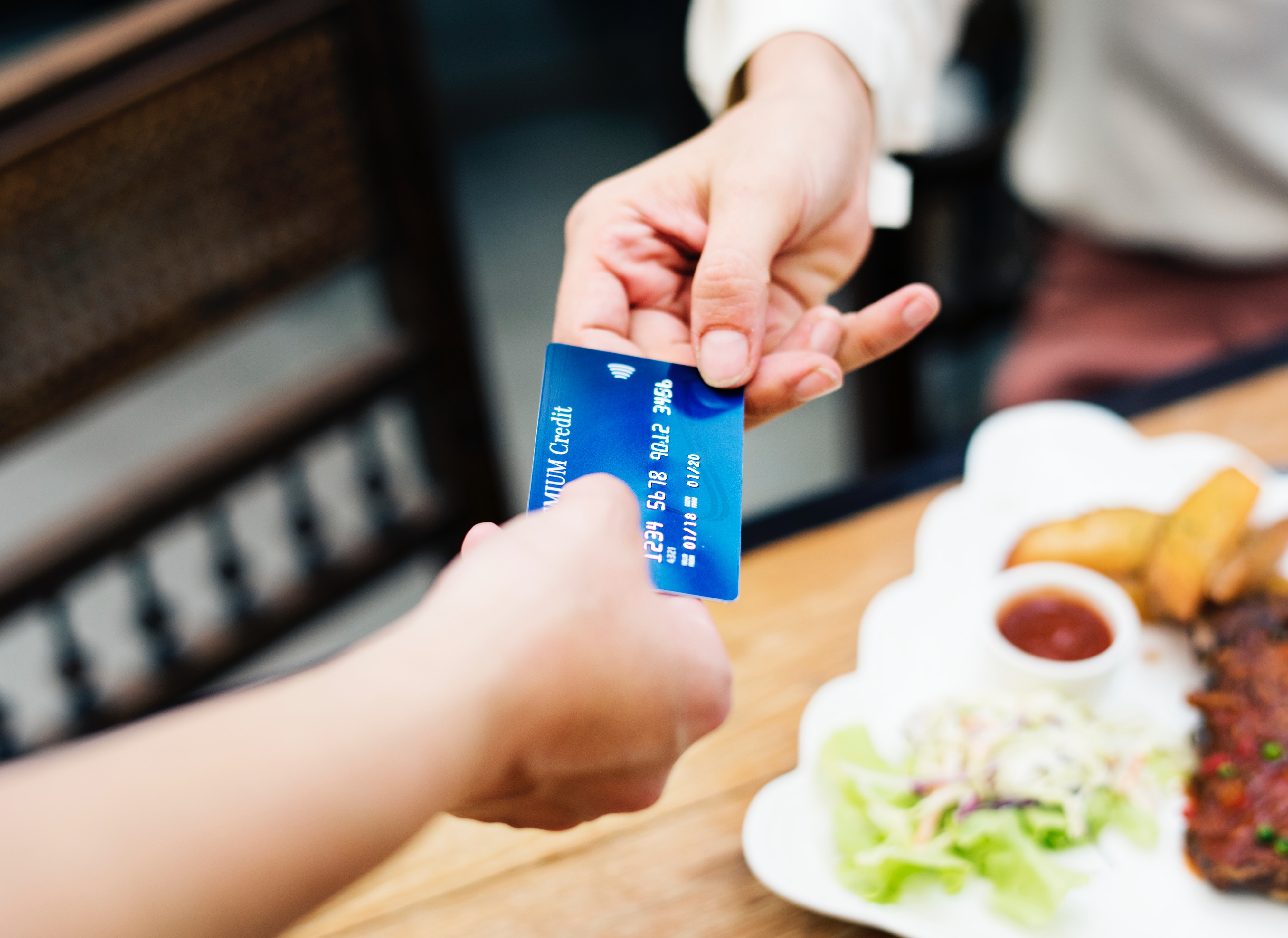 5 Ways Your Food Business Could Benefit from Going Cashless